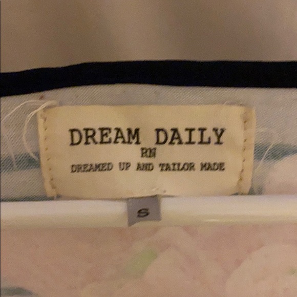 Dream Daily size S short sleeve top EUC - Picture 3 of 3